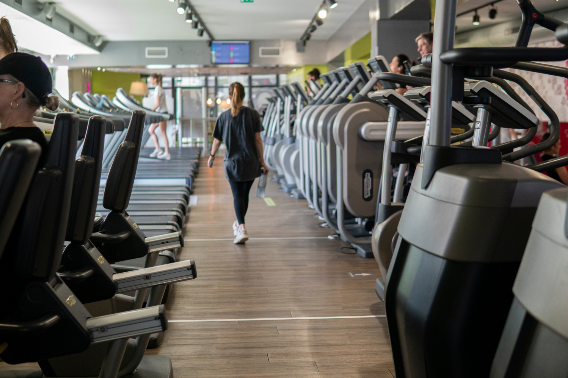 Femme de dos marchant dans la salle de sport KeepCool