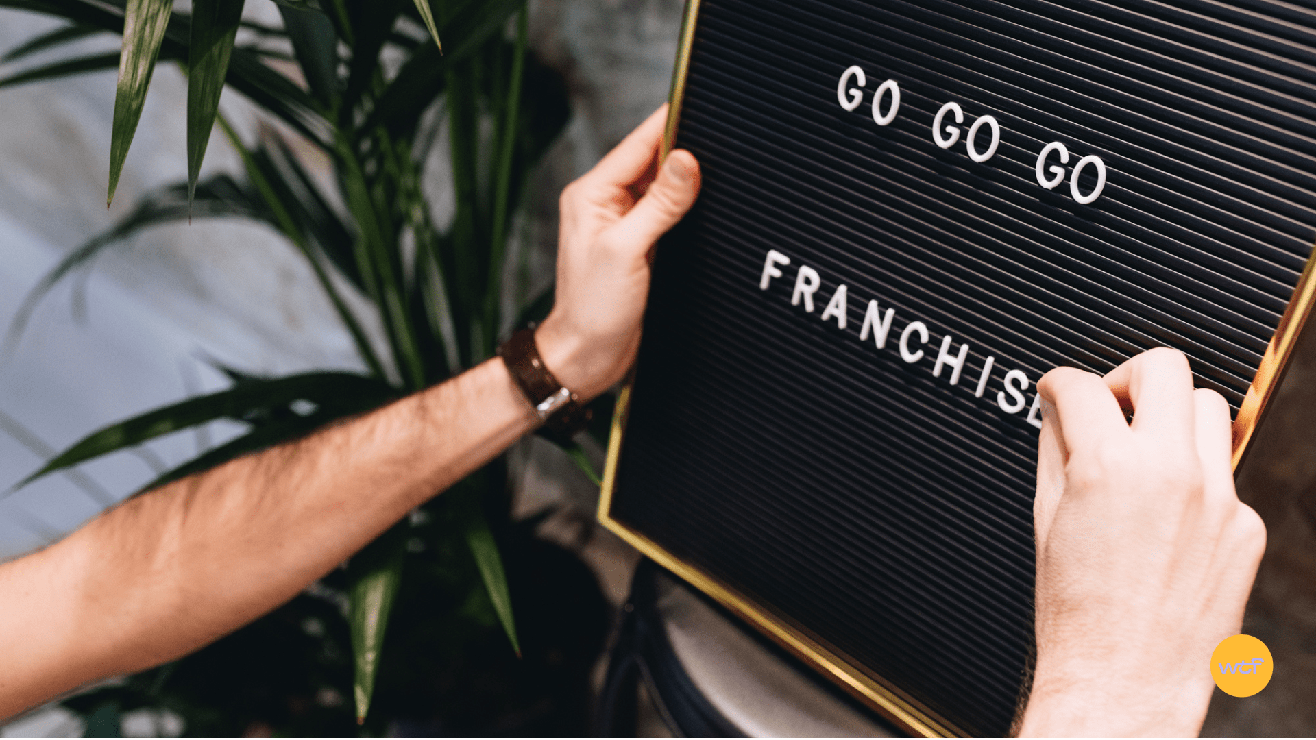 Photo d'un pancarte Go Franchise pour illustrer le devoir des franchiseur de booster leur réseau de franchisés en temps de crise.