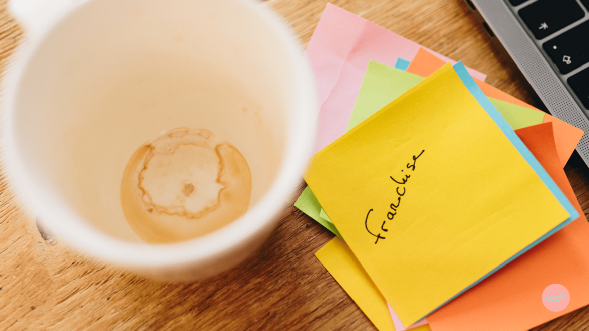 Une tasse à café pour illustrer le fait de créer une franchise.