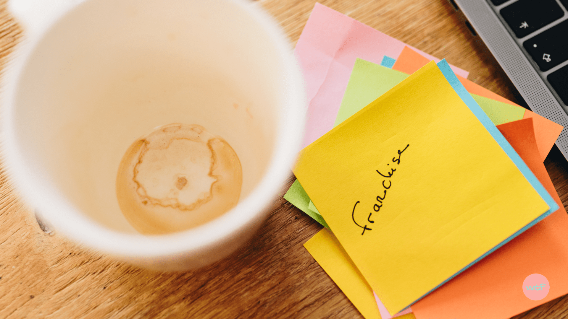 Une tasse à café pour illustrer le fait de créer une franchise.