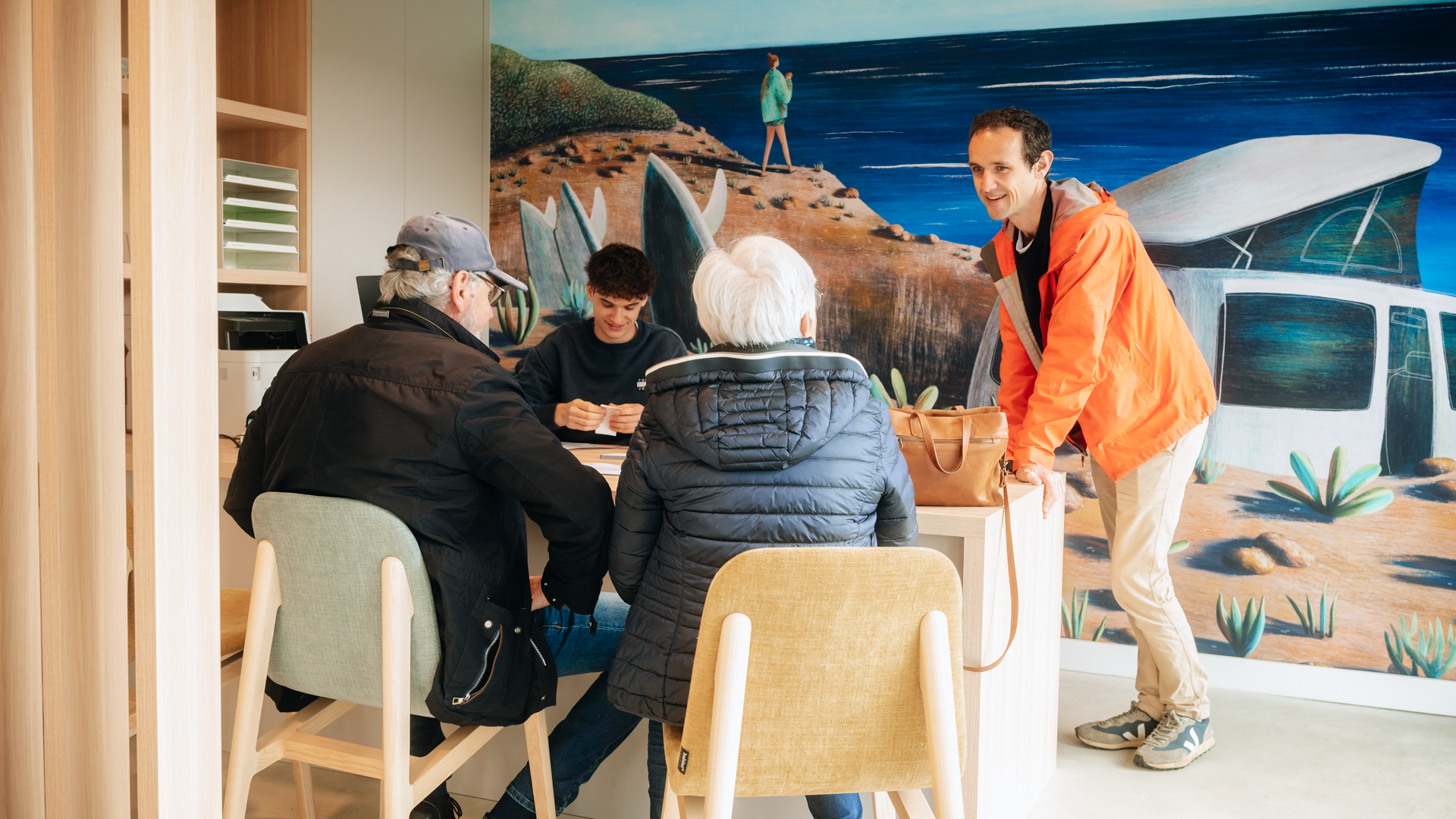 Des clients assis à une table dans un bureau de la franchise WeVan