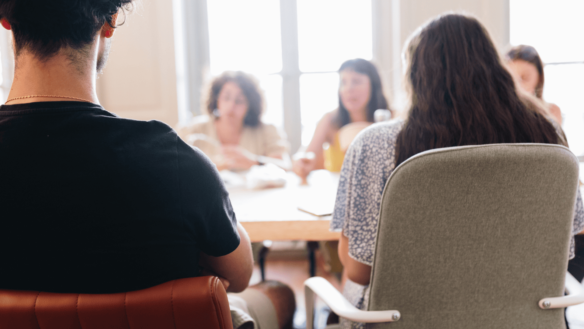 Photo de personnes autour d'une table pour évoquer la prise de parole en public des entrepreurs.
