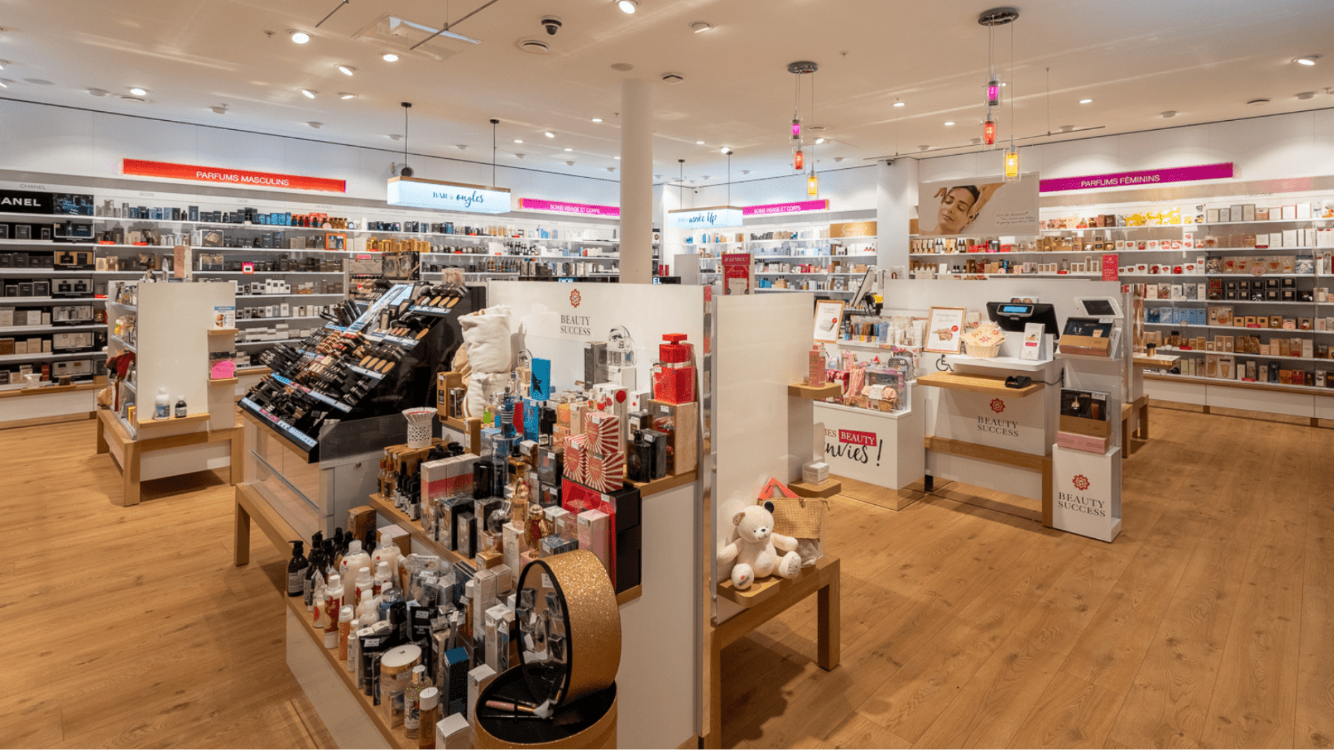 Une vue d'un magasin Beauty Success pour illustrer le principe d'omnicanalité.