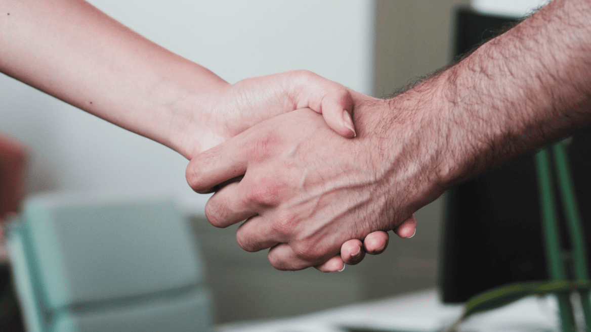 Poignée de main pour illustrer la pénurie de main d'oeuvre.