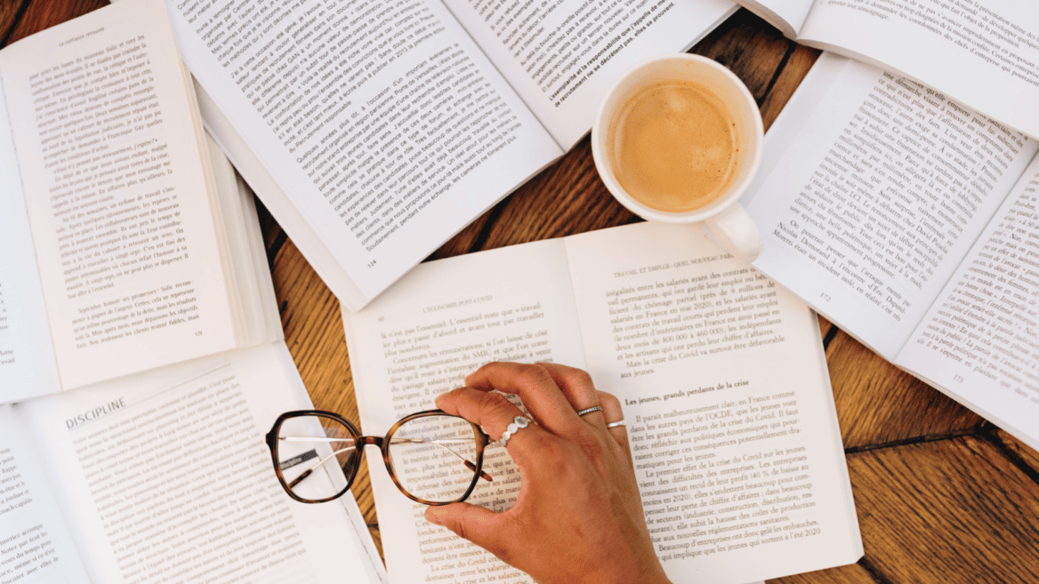 Des livres ouverts pour illustrer les avantages et inconvénients de la franchise.