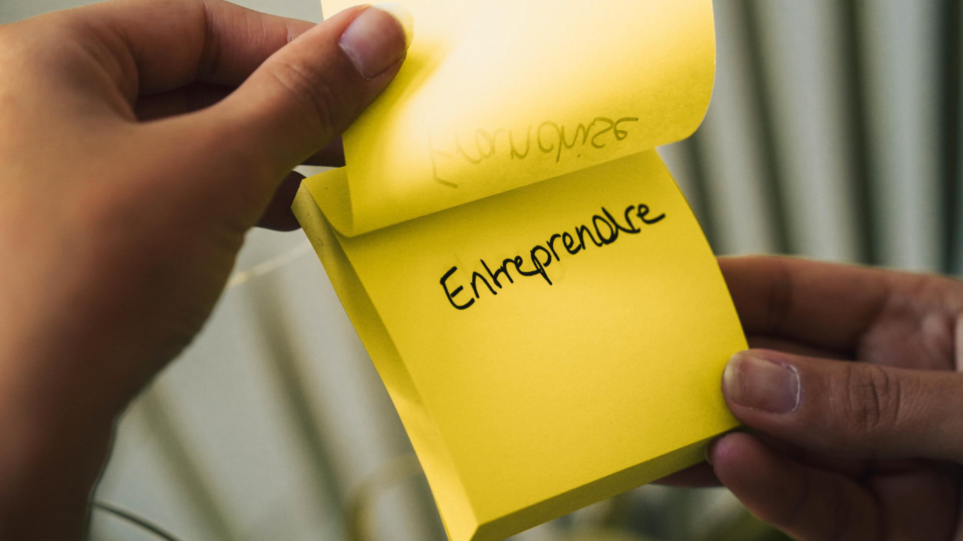 Un postit pour illustrer le commerce associé comme modèle d'entrepreneuriat pour tous.