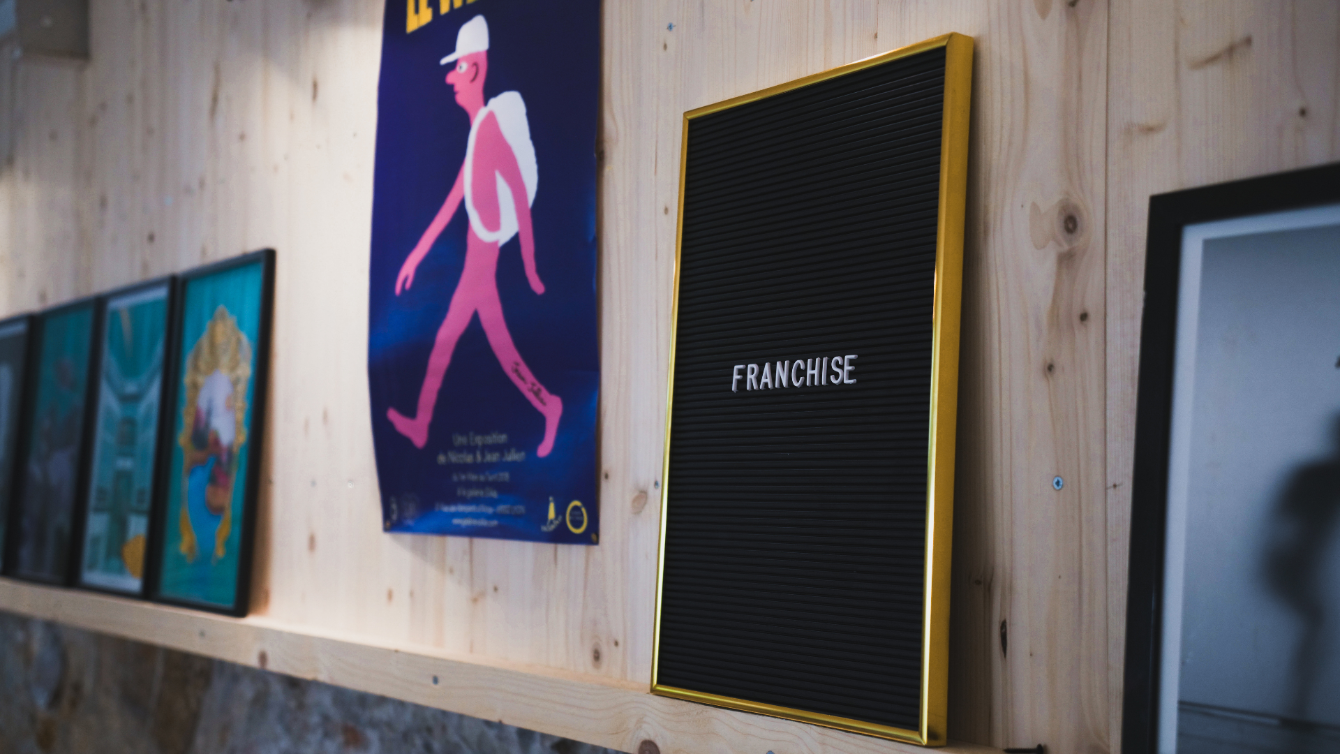 Un tableau avec noté franchise dessus pour illustrer les étapes pour devenir franchisé.