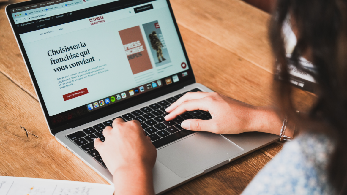 Une utilisatrice de marketing digital.