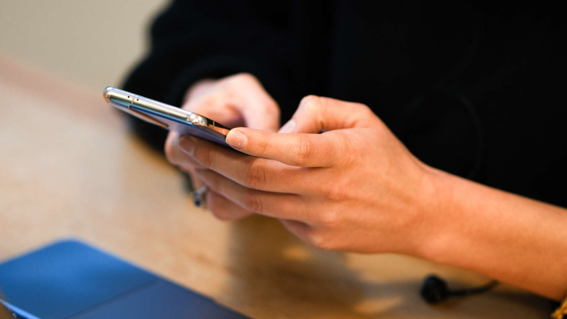 Un téléphone pour illustrer les 10 résolutions réseaux sociaux 2024.