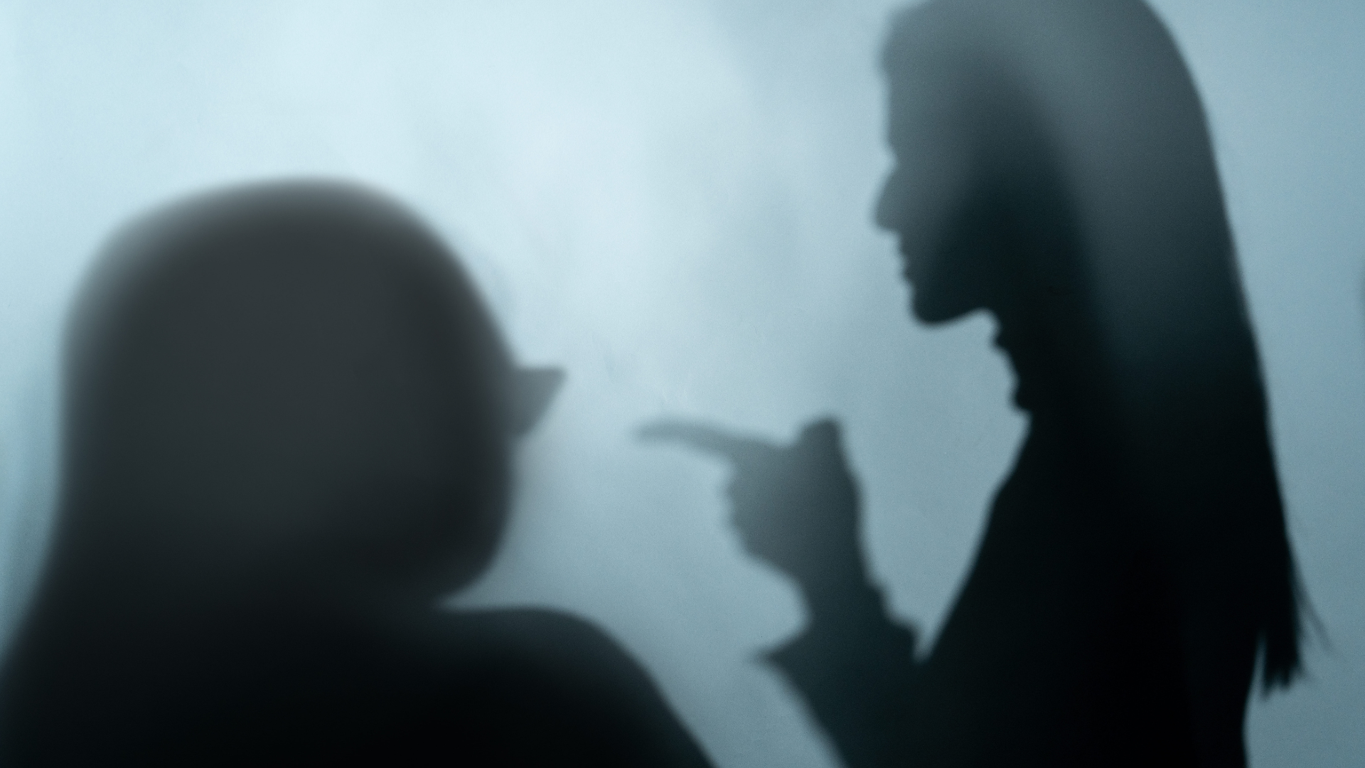 Une situation conflictuelle en ombres chinoises.