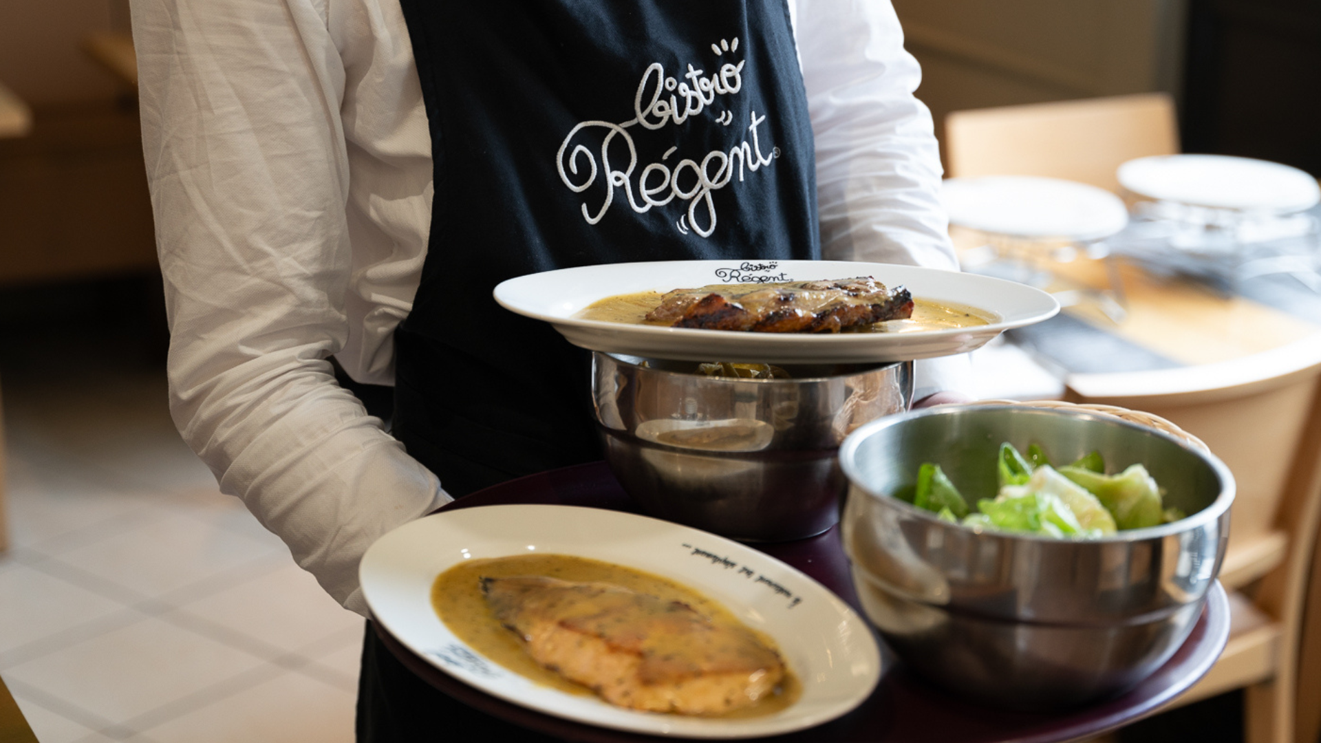 Un serveur chez Bistro régent.