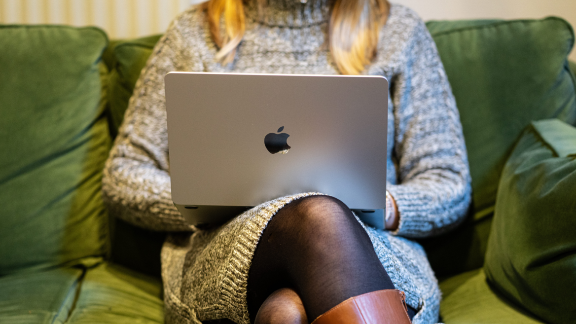 Un ordinateur pour illustre les tendances 2024 en franchise