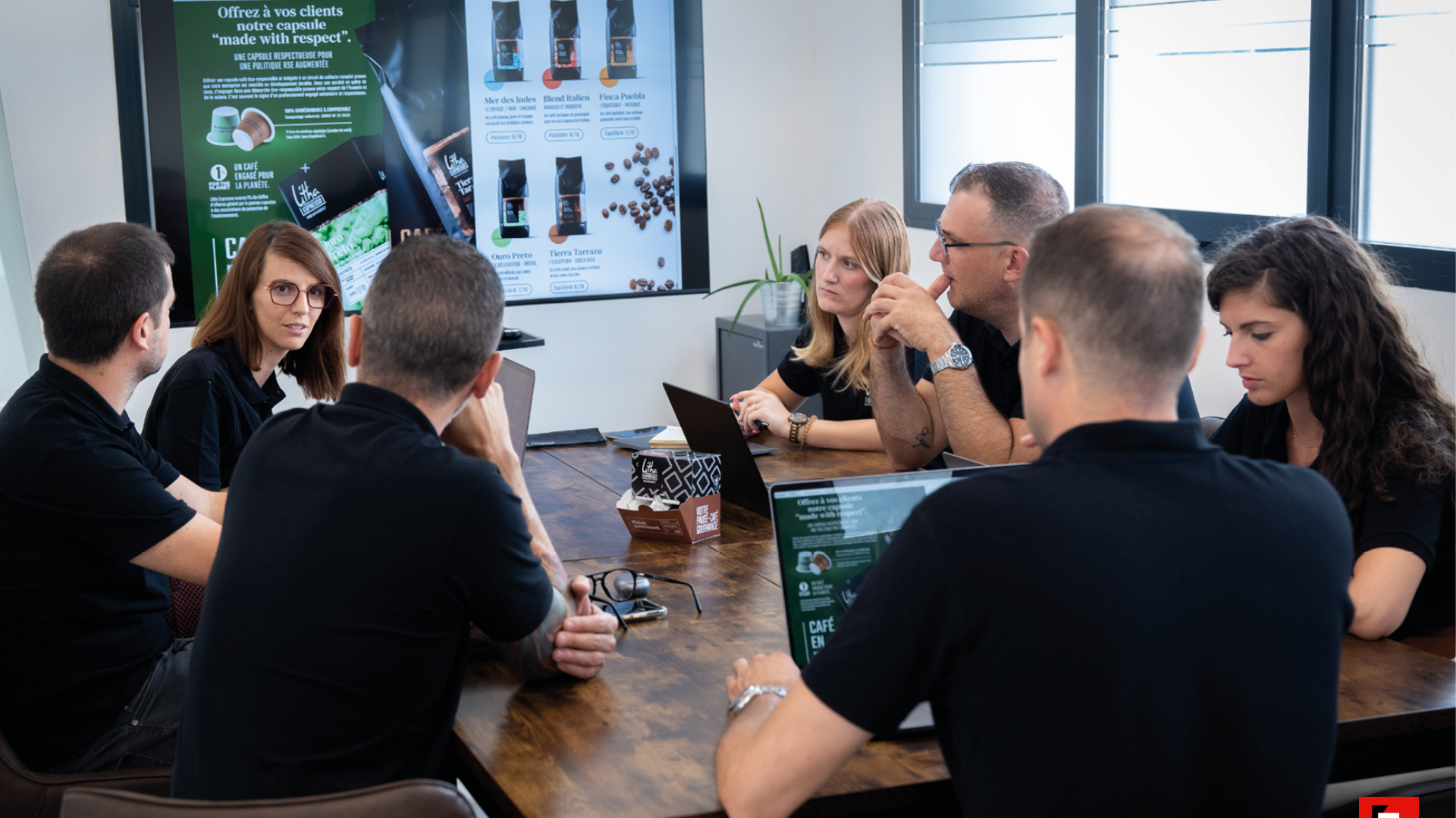 Personnes autour d'une table