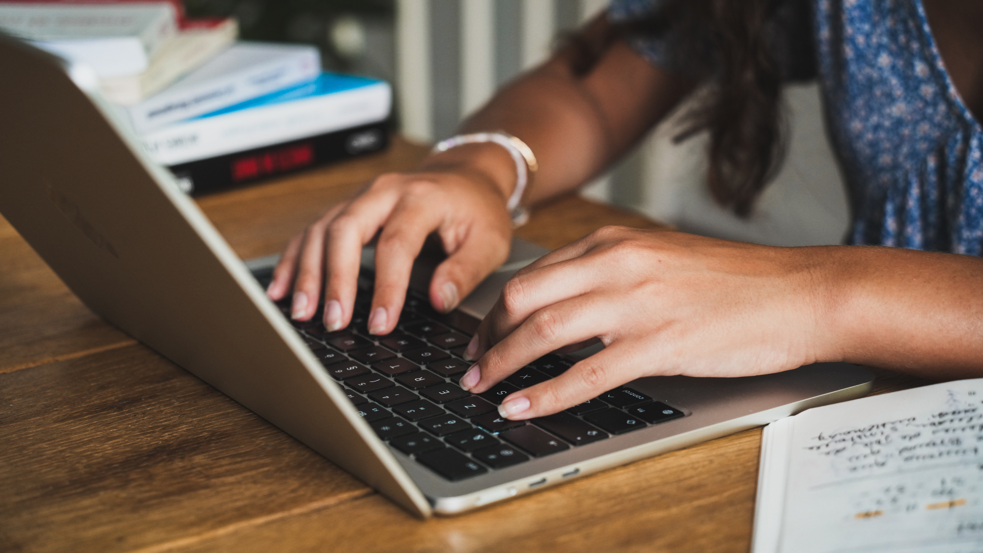 une personne sur un ordinateur