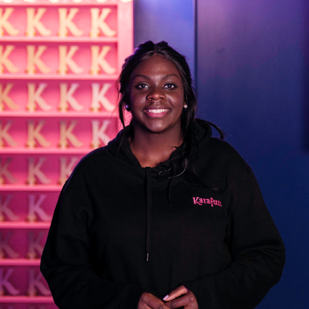 Sophia, manager posant au sein d'une franchise Karafun