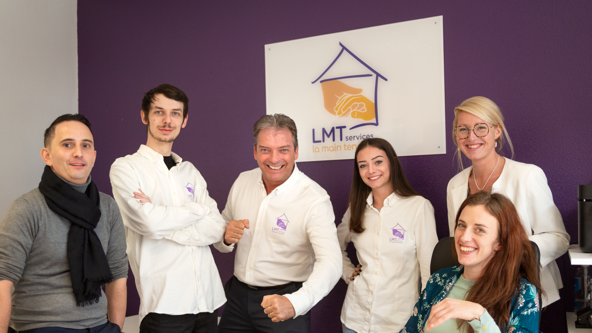 équipe la main tendue