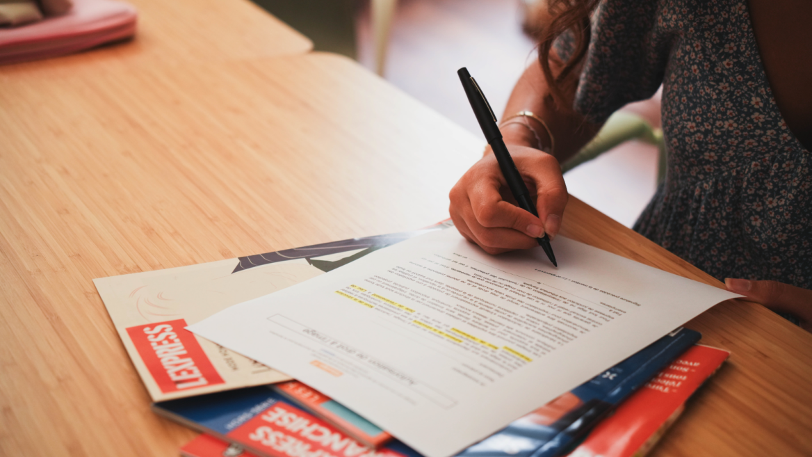 une personne qui écrit