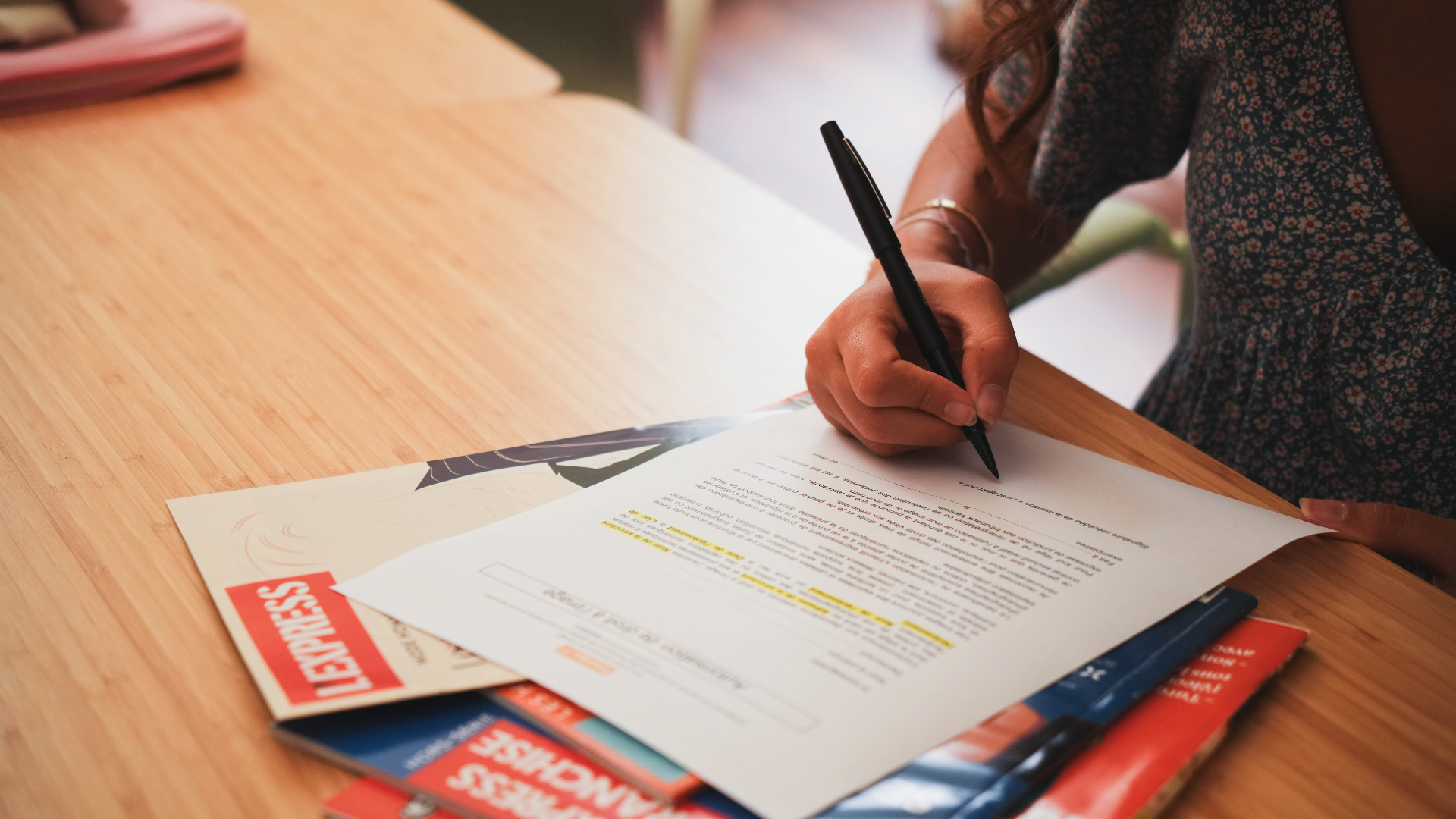 une personne qui écrit