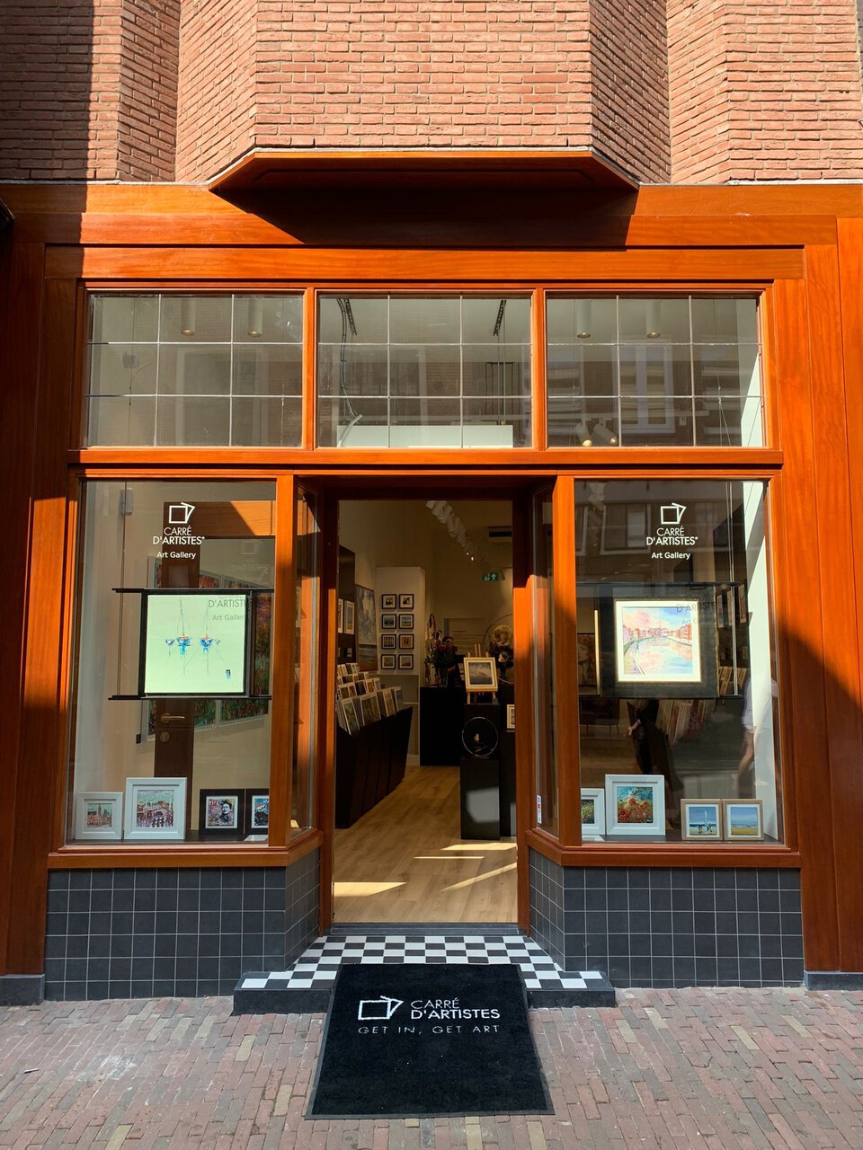 carre dartistes des horizons internationaux toujours plus larges