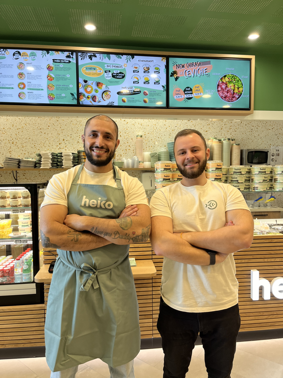 2 nouveaux franchisés posant dans un restaurant