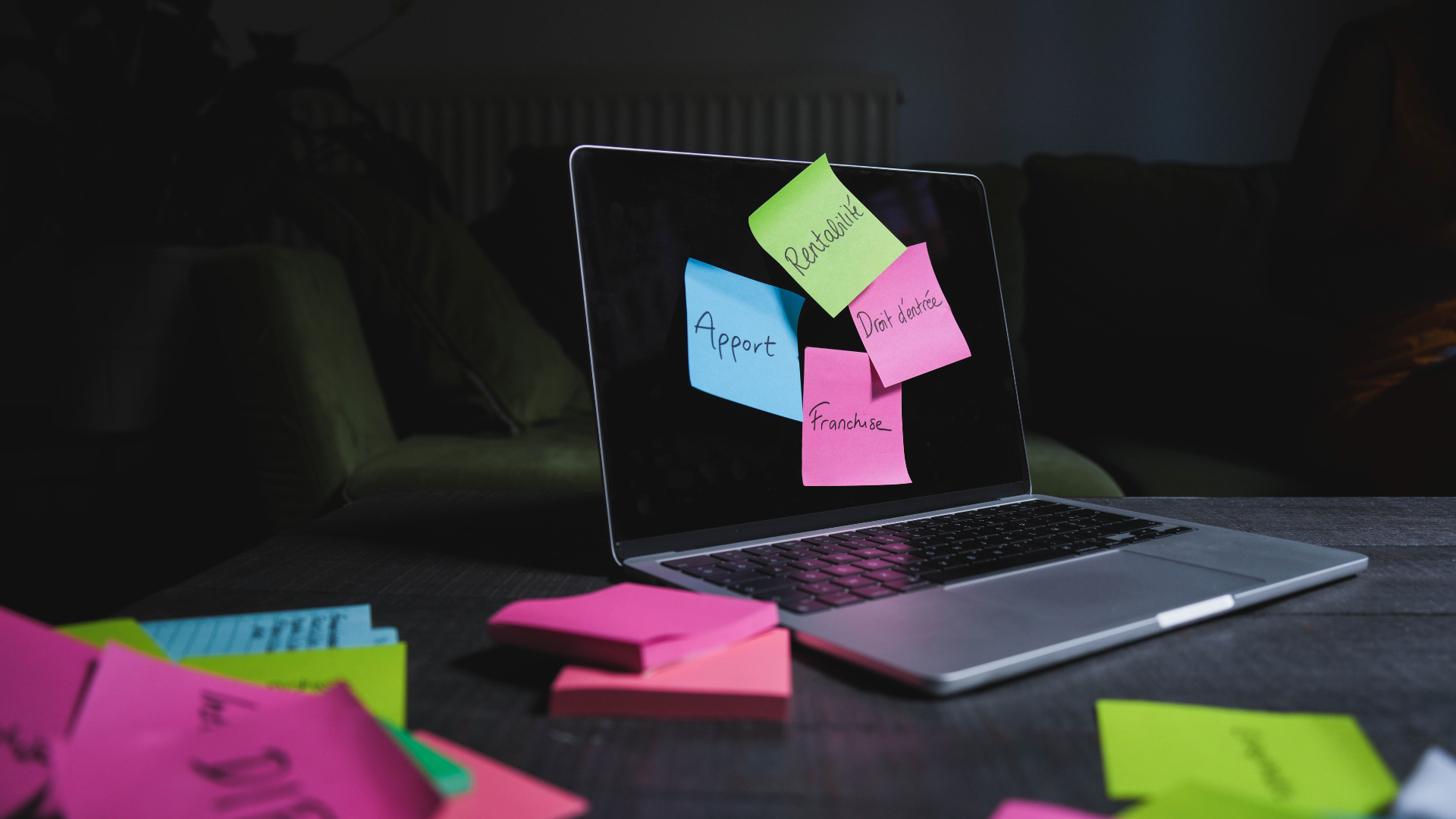 Des post it pour penser d'ouvrir une franchise en 2024.