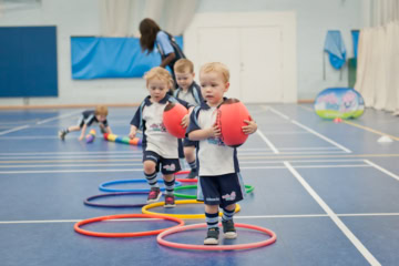 Enfants jouant au rugby dans un gymnase