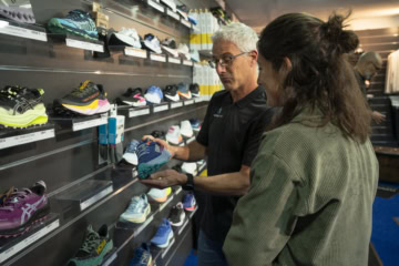 Un vendeur conseillant une cliente