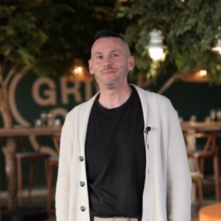 Le franchisé Alexandre Arago posant pour la franchise Passtime