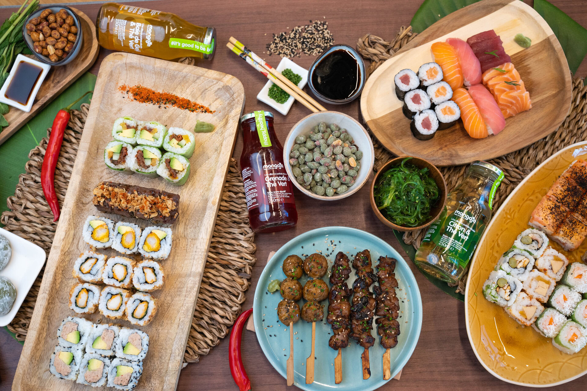 Plat de sushis posés sur une table