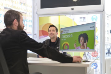 Un cliente en la agencia punto ahorro