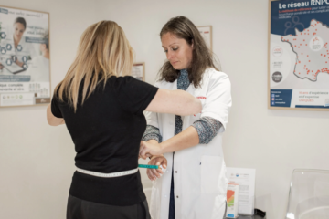 2 femmes dont une diététicienne prenant ses mesures