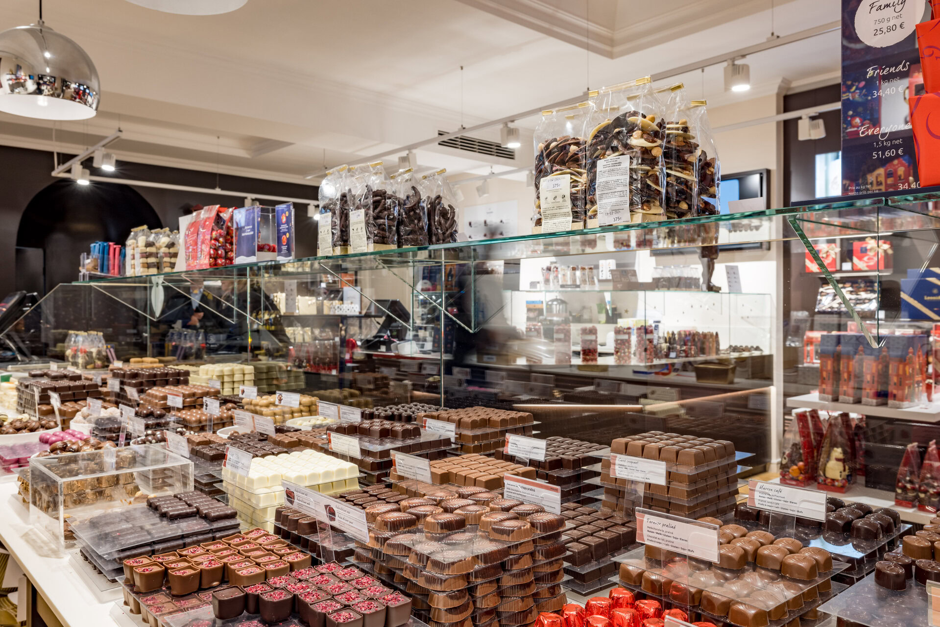 Image de l'intérieur d'un magasin Leonidas avec pleins de chocolats