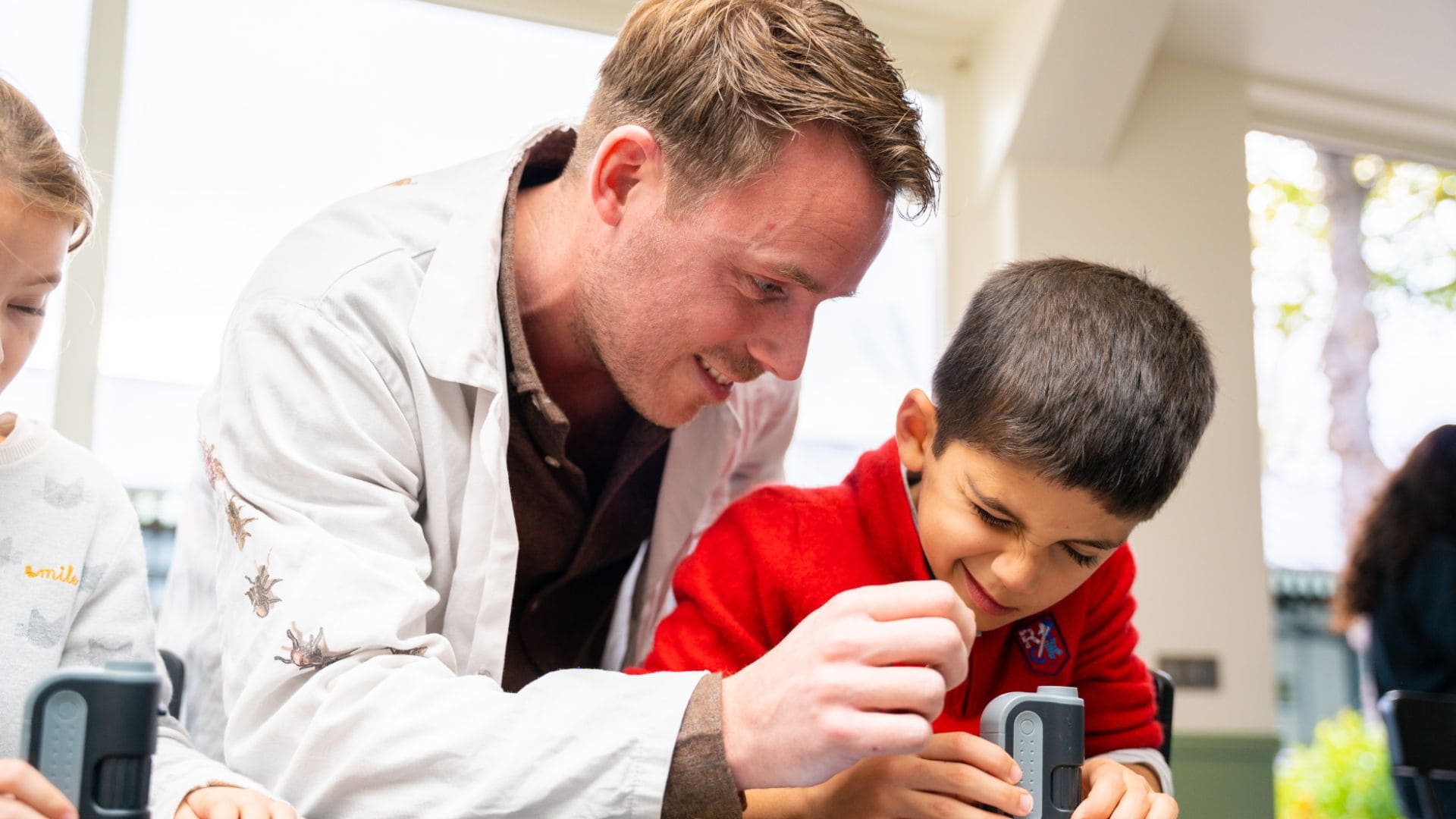 L’éveil scientifique des enfants : un levier stratégique pour l’avenir