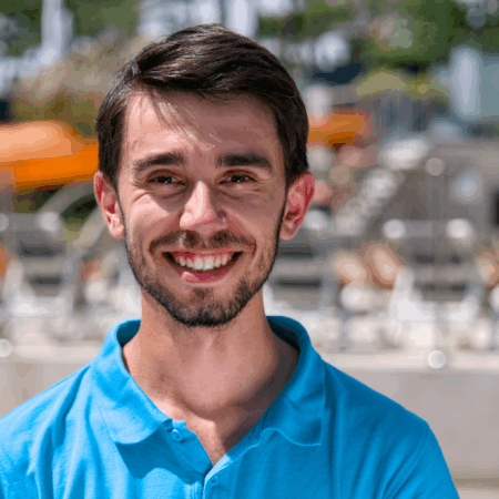 Estéban Rebic, Animateur Camping Paradis posant pour son interview