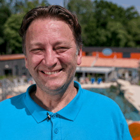 Nicolas Charrier, gérant d'un Camping Paradis posant pour son interview