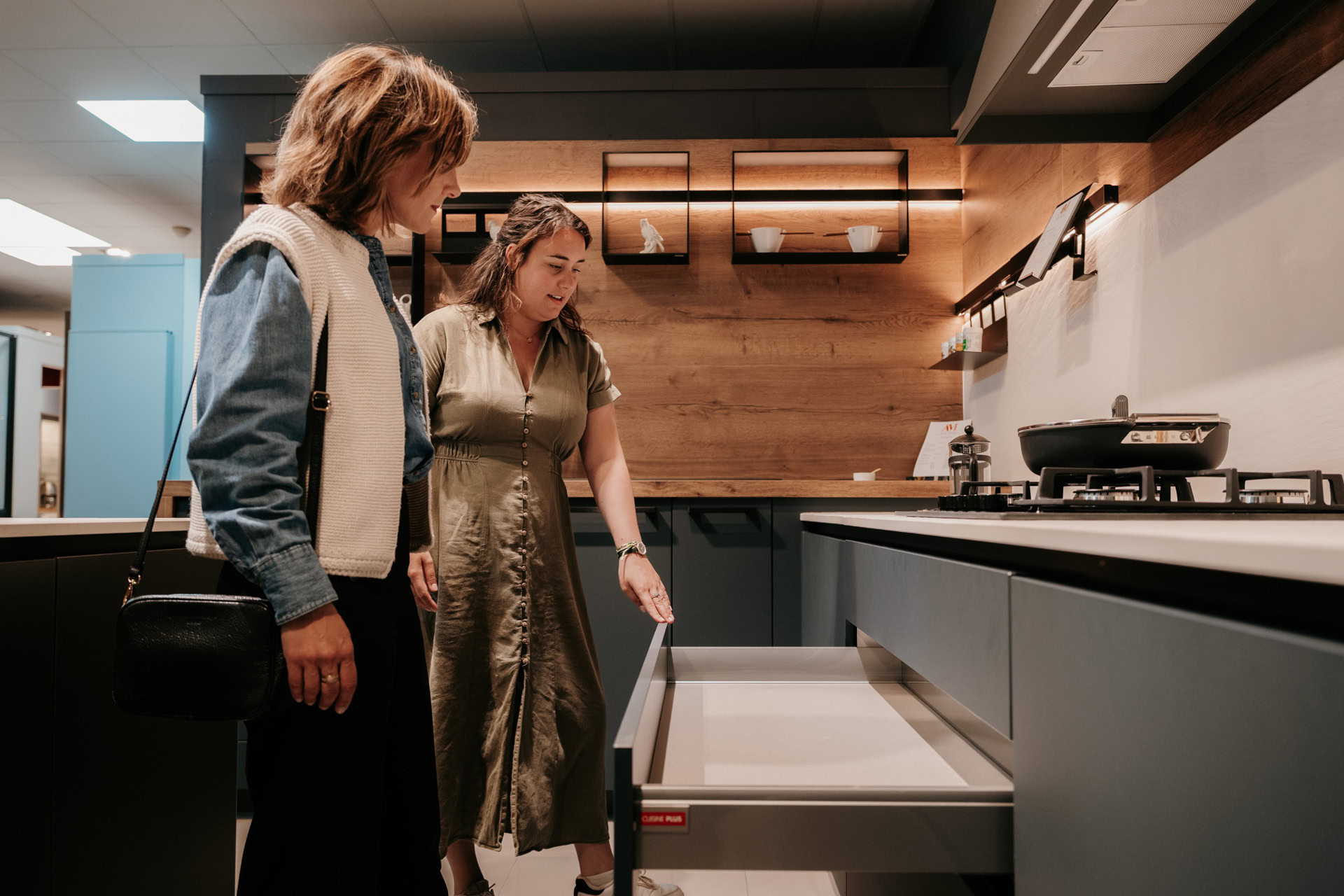 Une vendeuse et une cliente discutant dans une cuisine