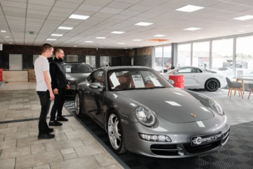 Un client discutant avec un franchisé Agency Car