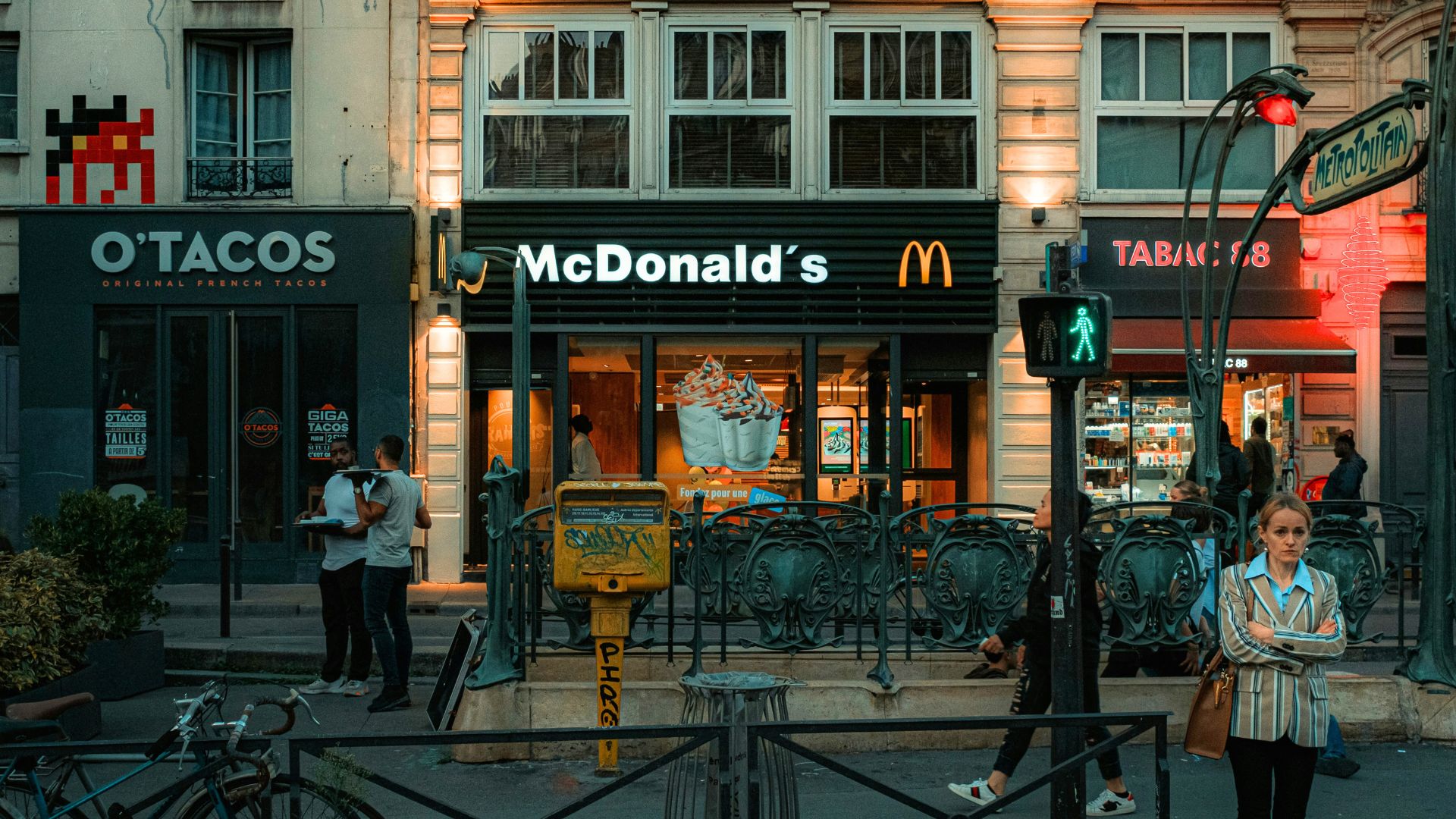 McDonald's à Paris, France, Valentin Lacoste via Unsplash