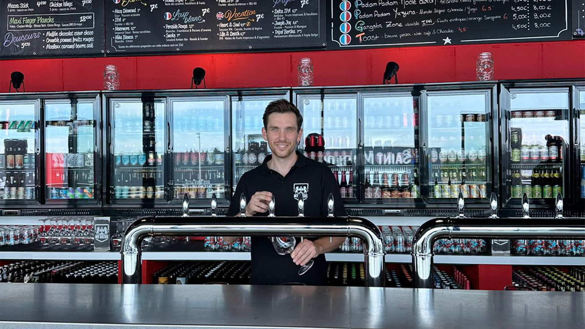 Valentin Vellard, posant derrière un bar My Beer's